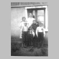 047-0007 Klein Ponnau 1944. Frau Charlotte Kollien mit ihren Kindern Hildegard, Edelgard, Heinz u. Pflegekinder.jpg